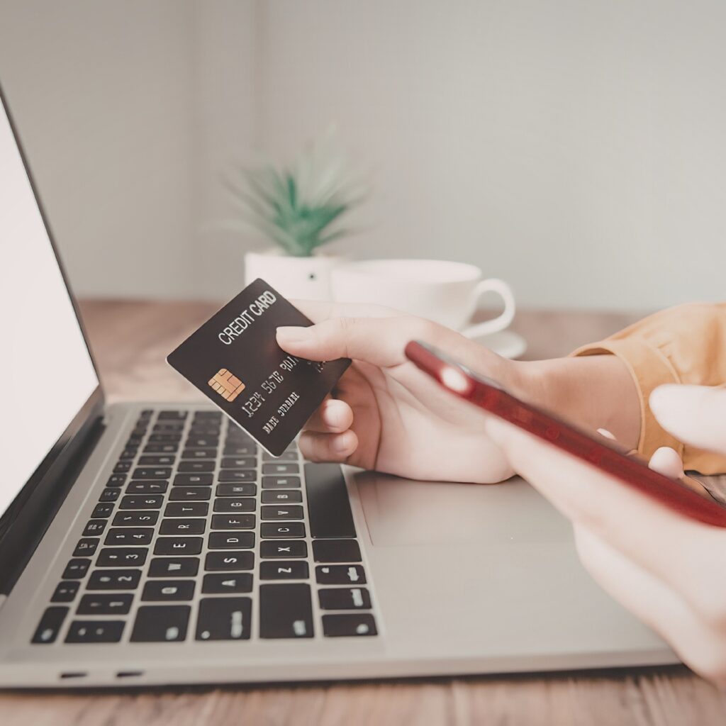 pessoa comprando pela internet